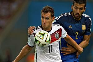 17. Treffer: Klose gratuliert Messi zum Rekordtor