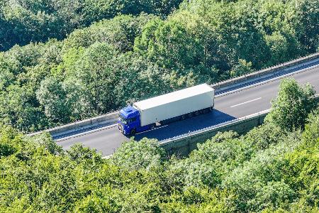 Der Lastwagen mit entzündlichem Gefahrgut steht auf der Autobahn 8 in Fahrtrichtung München.