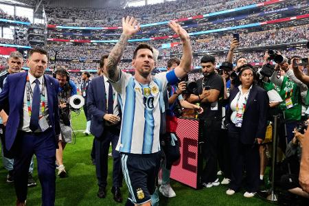  Lionel Messi verlässt nach seinen zwei Toren das Feld.