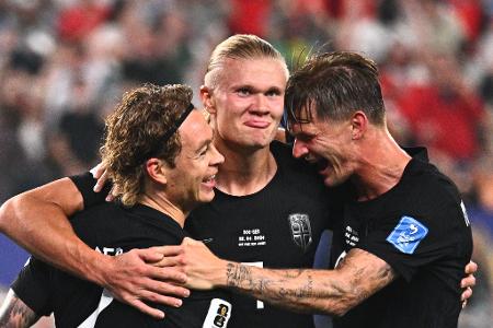 Erling Haaland (M) jubelt nach seinem Tor zum 3:1 mit Patrick Berg und David Möller Wolfe.