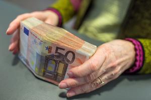 Wenn es in kleinen Firmen finanziell eng wird, verzichten die Inhaber häufig auf ihr eigenes Gehalt, anstatt einen Kredit aufzunehmen. 