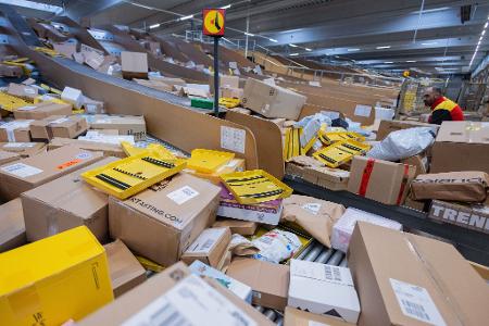 Pakete, so weit das Auge reicht - hier in einer DHL-Zustellbasis. (Symbolbild)