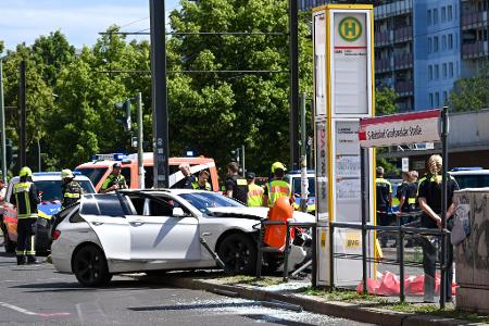 Ein schwerer Unfall an einer Straßenbahnhaltestelle hat einen großen Einsatz von Polizei und Feuerwehr ausgelöst. 