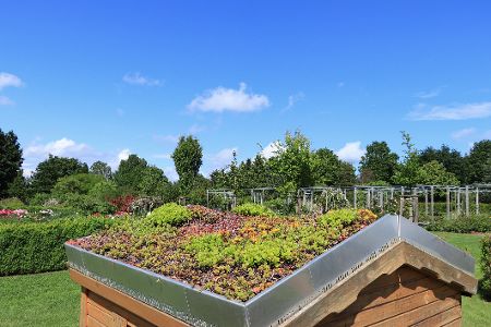 Gartenlaube mit Grasdach