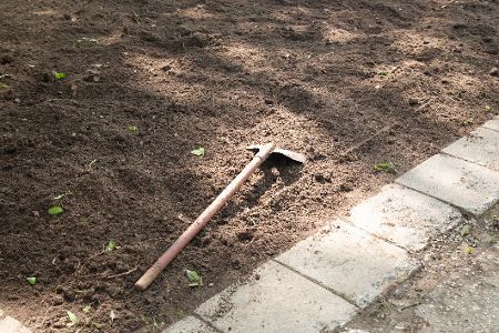 Frisch gehacktes Beet mit nackter Erde