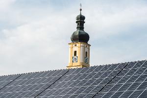 Private Hausbesitzer investierten über Jahre kräftig in die Solarenergie. Doch die Nachfrage ist mittlerweile gesunken, und würde laut Bundesverband BSW Solar bei einer Streichung der Förderung weiter sinken. (Symbolbild)