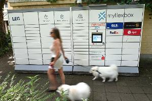Gassigehen am Paketautomaten vorbei: Alltagsszene aus Düsseldorf.