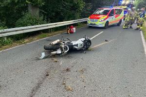 Das Motorrad wurde zurück auf die Straße geschleudert.