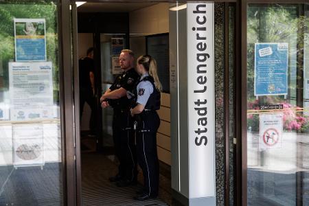 Einsatzkräfte stehen am Eingang des Rathauses.