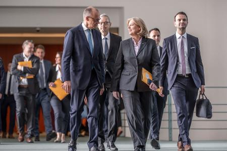 Bundeskanzler Friedrich Merz (CDU) und Sozialministerin Bärbel Bas (SPD) haben viel Lob für die Vorschläge der Rentenkommission.