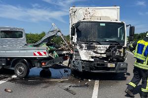Ein Lkw geriet in ein Baustellenfahrzeug - und zwei Arbeiter starben noch auf der Autobahn 
