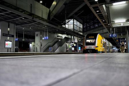 Fahrgäste saßen an den Bahnhöfen fest.