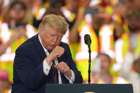 US-Präsident Donald Trump gestikuliert.