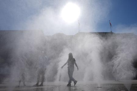 Wassernebel zur Abkühlung: Nicht nur in Hamburg ist jede Hitzepause willkommen.