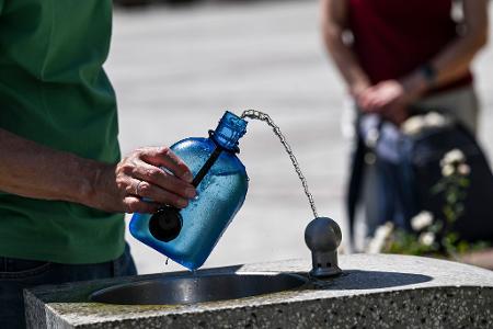 Öffentliche Wasserspender wie hier in Berlin bieten wichtige Erfrischung.