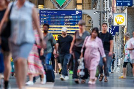 Langsam läuft der Zuverkehr wieder an nach dem bundesweiten Ausfall der Bahn.