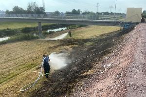 Löscharbeiten im Kinzigbett. Die Arbeit mit einem bis zu 50 Kilogramm schweren Löschschlauch bei tropischen Temperaturen ist massiv kräftezehrend.
