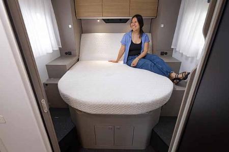 Queensbett, Loungstellung, unten, Frau