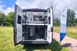 Adria Twin Supreme 640 SGX, Außenaufnahme, Heck, geöffnete Türen