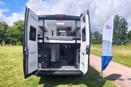 Adria Twin Supreme 640 SGX, Außenaufnahme, Heck, geöffnete Türen