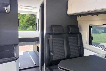 Adria Twin Supreme 640 SGX, Innenaufnahme, Sitzbank, Küche, Bett
