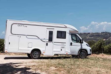 Außenaufnahme, Reisemobil, Teilintegriert, Seitansicht,Aufbautür