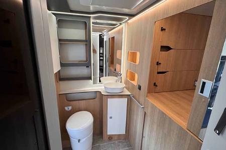 Waschbecken, Schublanden im Kleiderschrank, WC