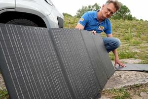 Solartaschen richtig aufstellen. Mit dieser Ausrichtung liefern mobile Solarpanel die meiste Energie.