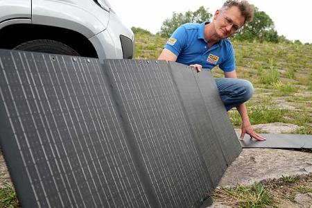 Solartaschen richtig aufstellen. Mit dieser Ausrichtung liefern mobile Solarpanel die meiste Energie.