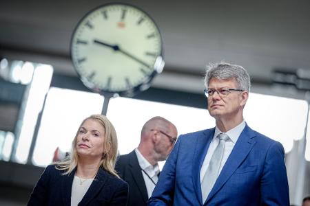 Verkehrsminister Patrick Schnieder (CDU) fordert von Bahnchefin Evelyn Palla Aufklärung über den Vorfall.