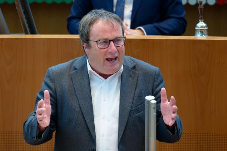 Minister Oliver Krischer übt deutliche Kritik an der Deutschen Bahn: 