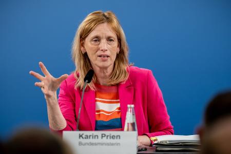 Familienministerin Prien ist für eine gesetzliche Altersgrenze von 13 Jahren für die eigenständige Nutzung eigener Social-Media-Konten.