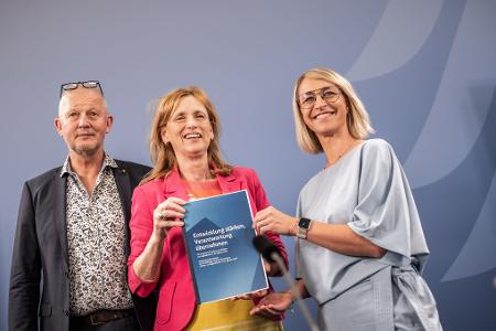 Die Kommission legt viel Wert auf die Verantwortung von Erwachsenen - und vor allem den sozialen Netzwerken selbst. 