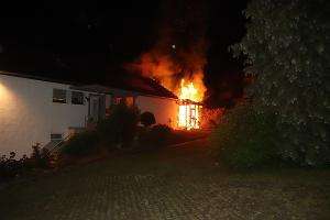 Die Flammen griffen vom unmittelbar angrenzenden Gartenhaus auf das Dach des Wohngebäudes über. Im Rahmen der Löscharbeiten mussten Teile des Hausdachs abgedeckt werden.