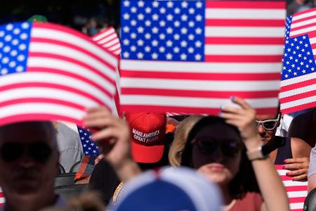 Im Publikum waren US-Flaggen und Kappen der MAGA-Bewegung (Make America Great Again) zu sehen. 