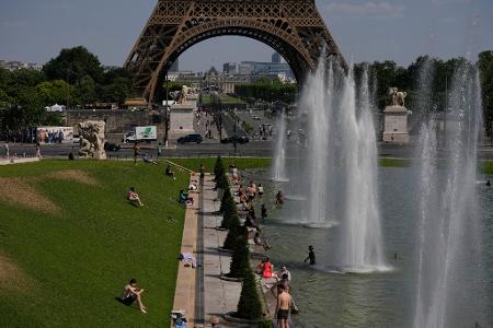 Auch in Frankreich ächzen die Menschen unter der Hitze.