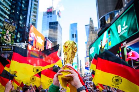 Deutsche Fans auf dem Times Square in New York am Vortag des letzten Gruppenspiels gegen Ecuador.