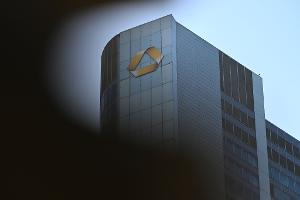 Die Commerzbank wehrt sich gegen eine Übernahme durch die Unicredit. (Archivbild)