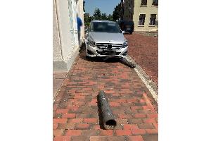 Der Pkw überfuhr zwei Poller.