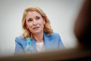 Bahnchefin Evelyn Palla will unter anderem in der Konzernleitung viele Stellen abbauen. (Archivbild)