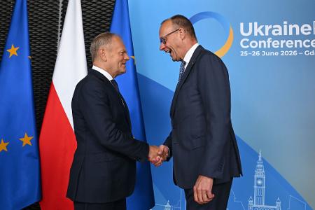 Kanzler Merz (r.) appelliert an Moskau, in Friedensverhandlungen einzusteigen.