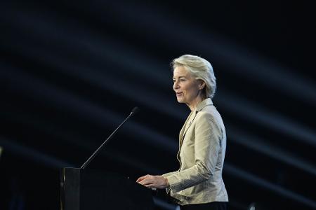Die EU zahlt die ersten Milliarden an Unterstützungskrediten aus.