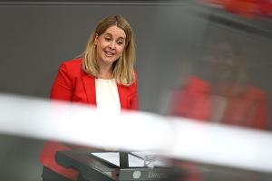 Bauministerin Verena Hubertz beschreibt die Vision von grüneren Städten durch ihr geändertes Baurecht. 