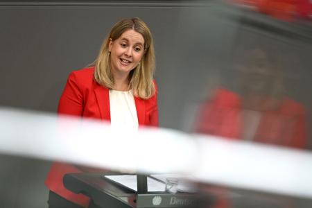 Bauministerin Verena Hubertz beschreibt die Vision von grüneren Städten durch ihr geändertes Baurecht. 