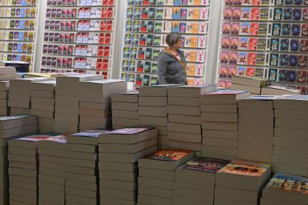 Bücher, so weit das Auge reicht: dtv-Messestand bei der Frankfurter Buchmesse 2025. (Archivbild)