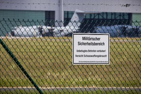 Transportflugzeuge vom Typ Airbus A400M stehen auf dem Fliegerhorst Wunstorf. Deutschland bietet Venezuela Unterstützung an.