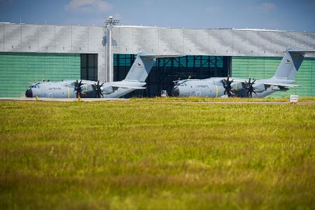 Der A400M kann laut Bundesregierung bis zu 16 Tonnen Material und Personal transportieren. 