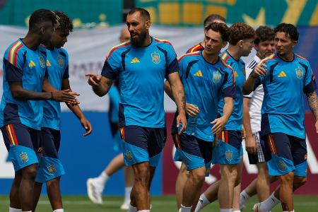 Spanien vor Training mit Schweigeminute für Erdbeben-Opfer