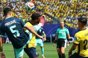 "Klares Foul": DFB-Elf bei Sané-Tor im Glück