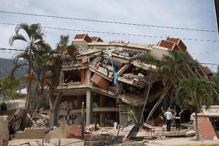 Wie ein Kartenhaus ist ein mehrstöckiges Gebäude in La Guaira in Venezuela in sich zusammengefallen. 